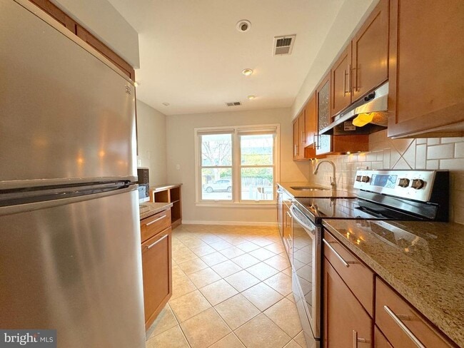 Building Photo - 1318 Dewitt Ave