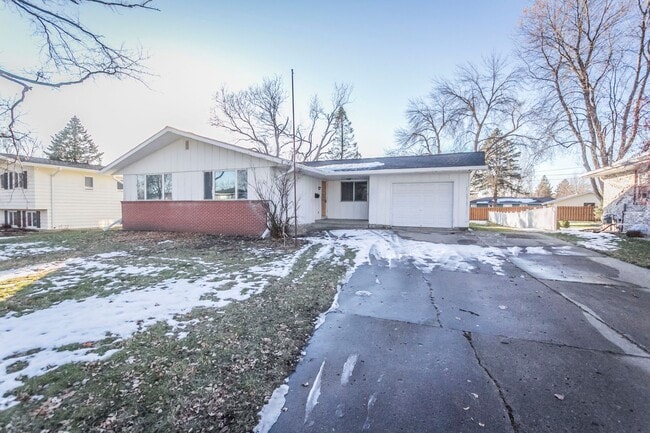 Building Photo - Spacious 3 Bedroom 1 Bathroom