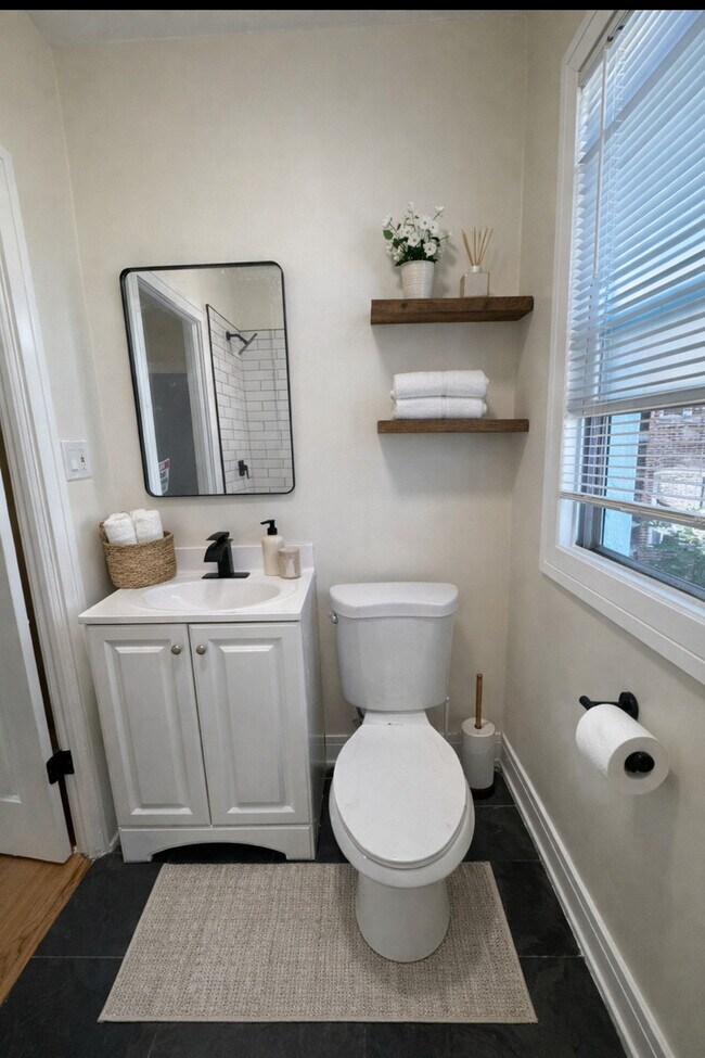 Building Photo - 610 E 74th St