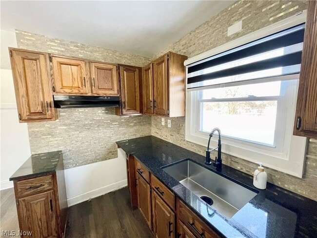 Building Photo - 250 Center Rd