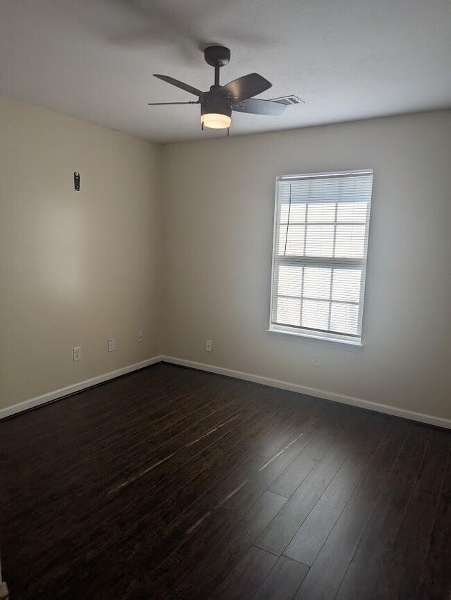 Building Photo - 708 Creekside Dr