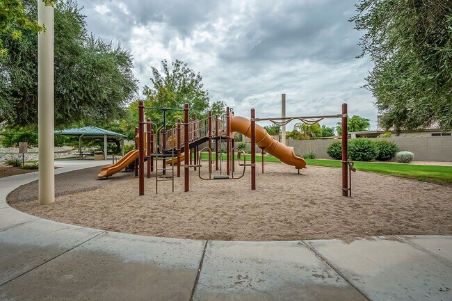 Building Photo - 1819 E Fawn Dr