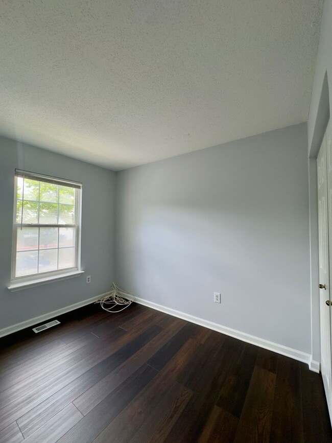 Building Photo - Charming 3 Bedroom/2 Bathroom Apartment in...