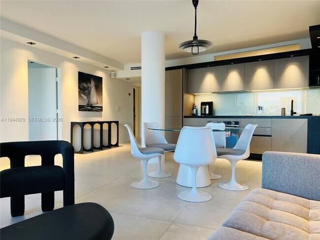 Building Photo - 900 Bay Dr