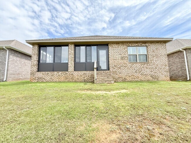 Building Photo - Spacious 4-Bedroom Home - Community Pool