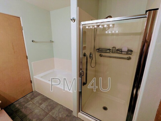 Building Photo - 4105 Bay Ct NE