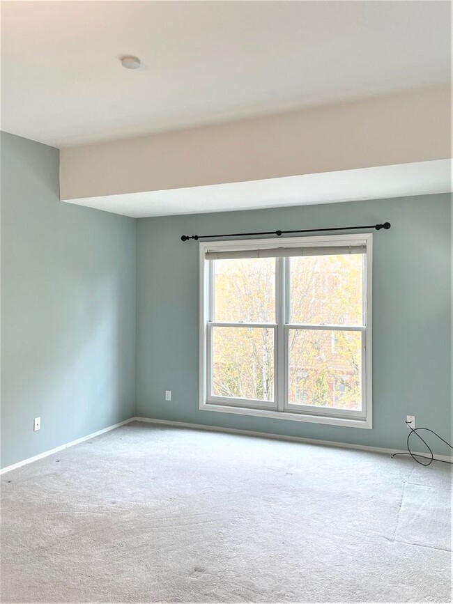 Building Photo - NW townhouse with double Master Suites, pa...