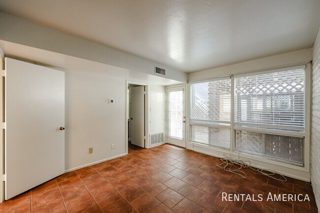 Building Photo - 4824 N Woodmere Fairway