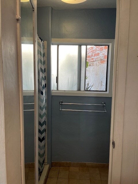 bathroom - 625 W Maple St