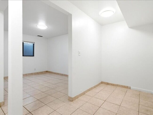 Building Photo - Cottonwood Heights 5 bed 3 bath Twin Home