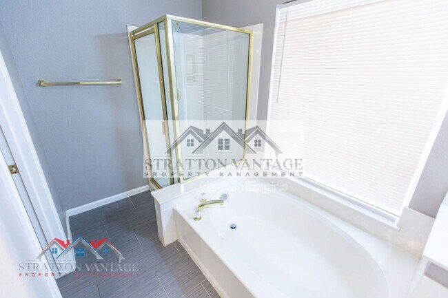 Building Photo - 1015 E Brentrup Dr