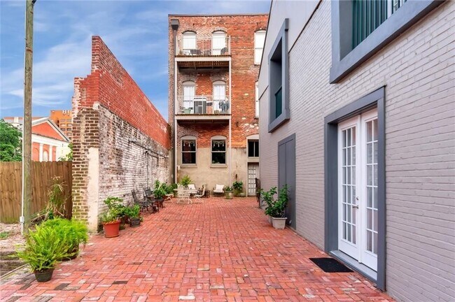 Building Photo - DOWNTOWN LIVING AT ITS FINEST!