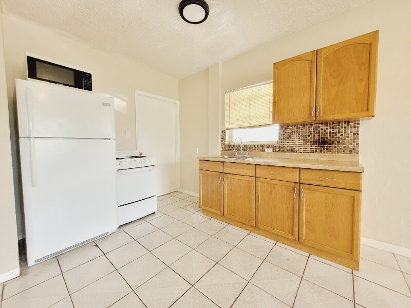 Building Photo - 567 E 11th St