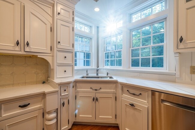 Building Photo - 3 W Hollow