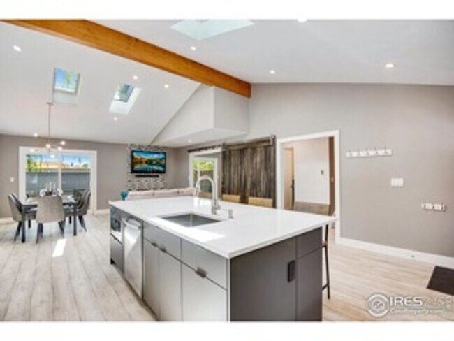Building Photo - Recently Renovated and Updated 5 BR Townho...