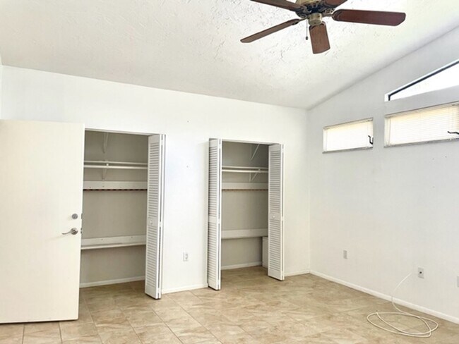 Building Photo - 3/2 ANNUAL - POOL HOUSE/W/ HUGE BONUS ROOM...