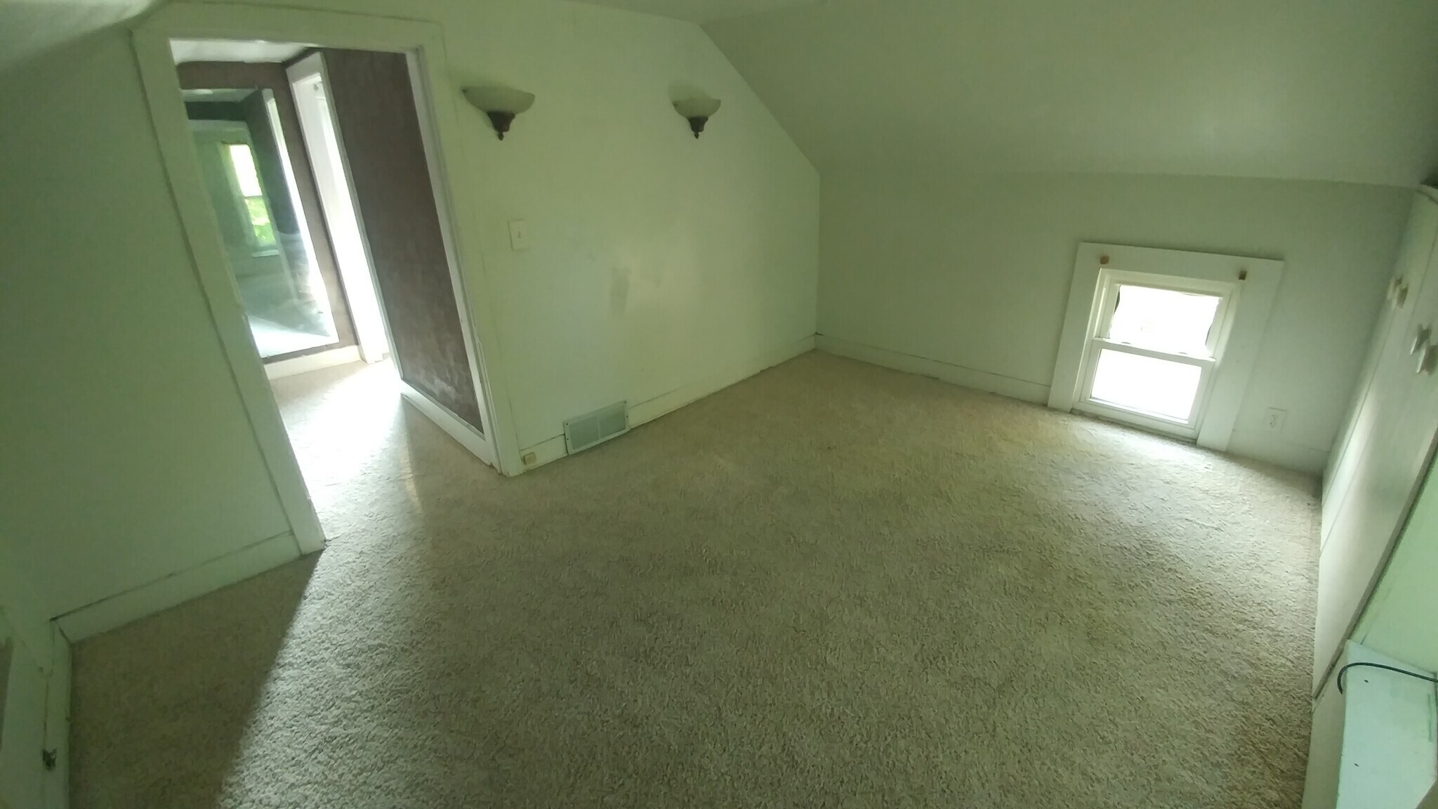 1/2 story bed room upstairs - 2004 Clay St