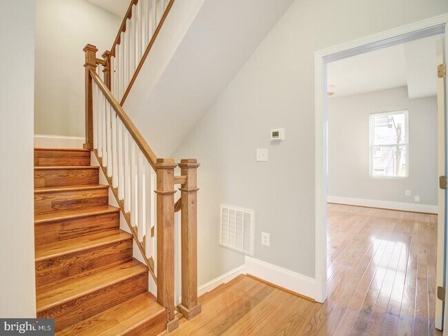 Building Photo - 424 Elm St NW