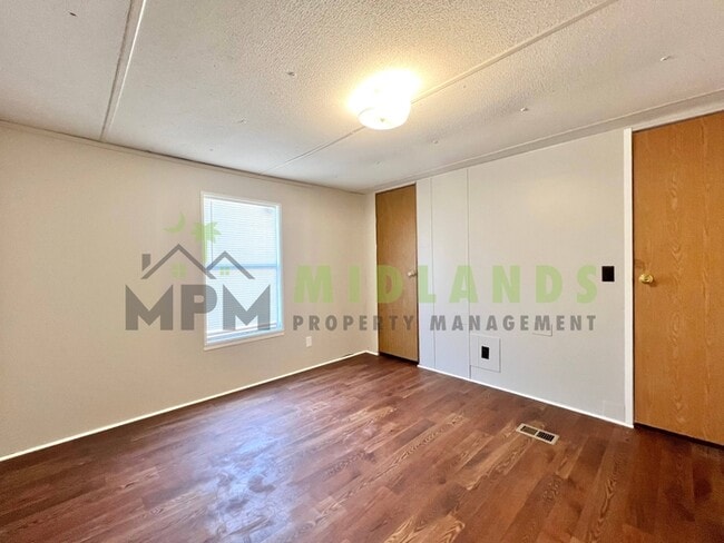 Building Photo - 2413 S Lake Dr