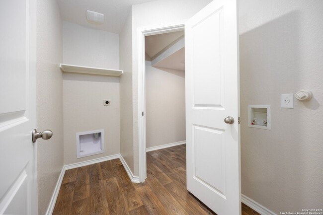 Building Photo - Move in Ready 3 Bedroom Two-story Home