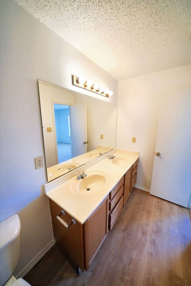 Building Photo - Move-in Ready Home Available in Converse -...