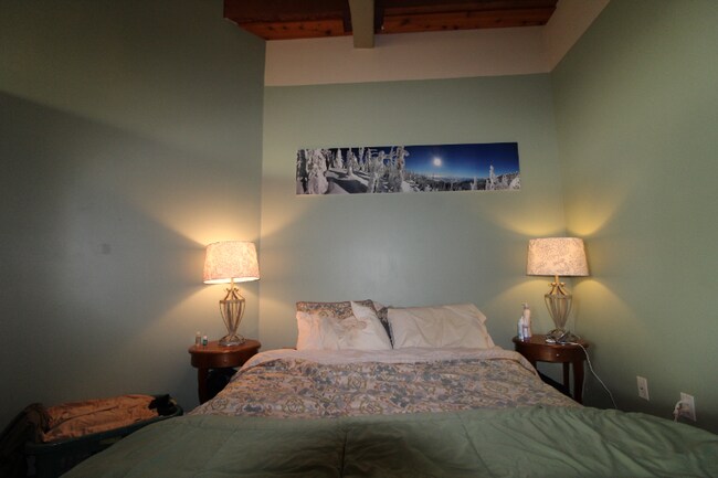 Building Photo - 215 W Maple St