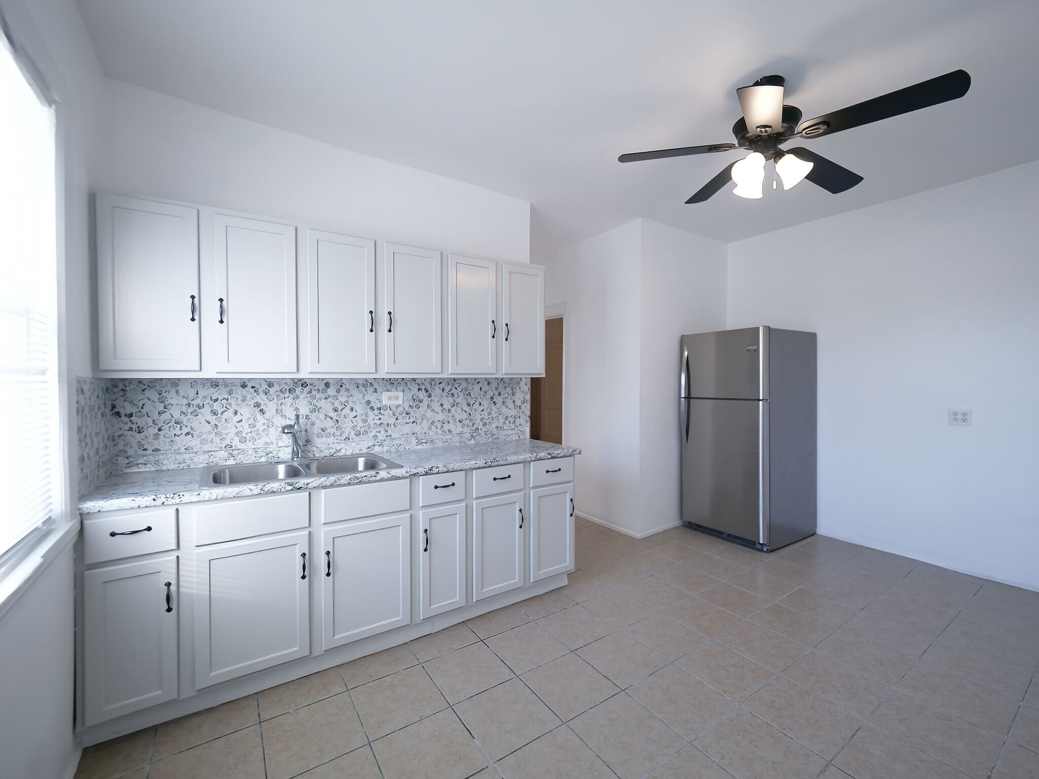 Building Photo - 5004 W Armitage Ave