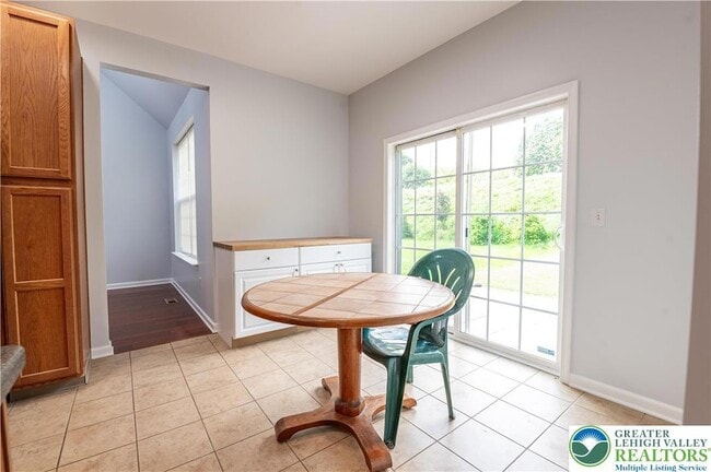 Building Photo - 835 Spring White Dr