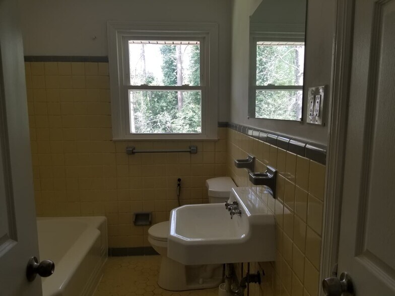 Building Photo - 2079 Honeysuckle Ln SW