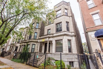Building Photo - HUGE Condo Quality 4bed/2bath in Hot Wicker Park! Central Air! In-Unit Laundry! Deck! FREE Internet!