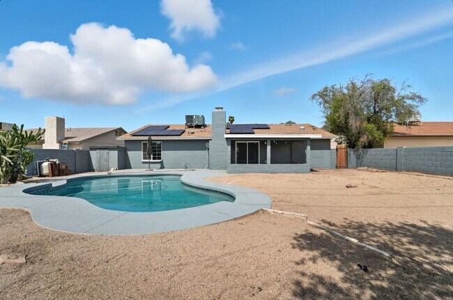 Building Photo - Beautiful Glendale Home With Pool!