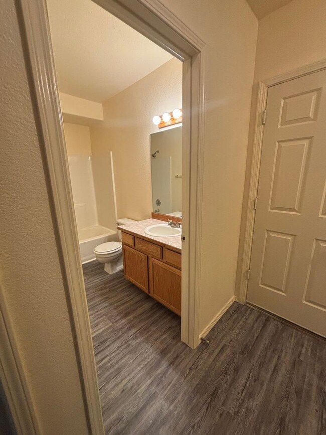 Building Photo - 726-728 E Spokane Ave