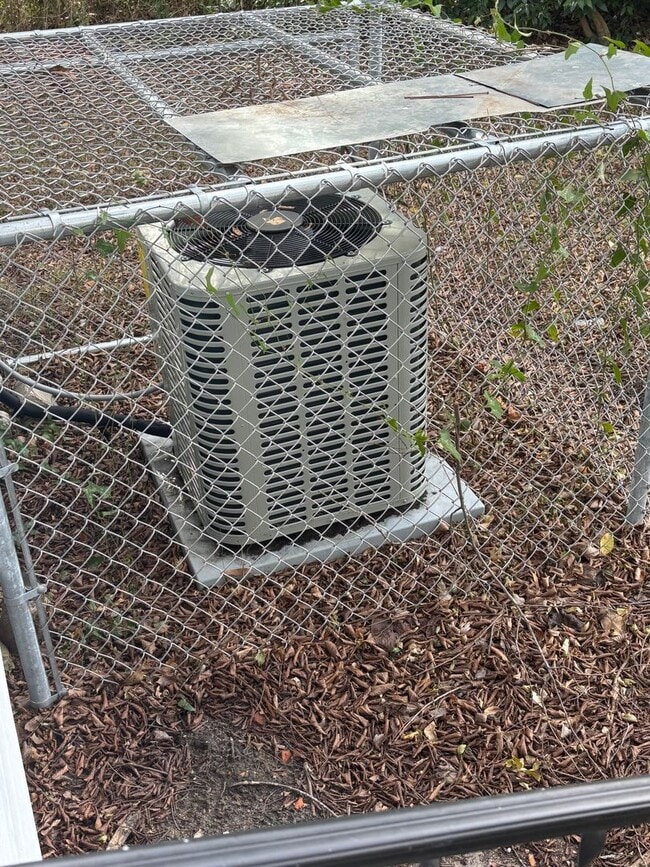 Building Photo - 608 N Independence St