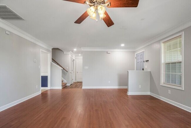 Building Photo - 4 Bedroom 2.5 Bath Home