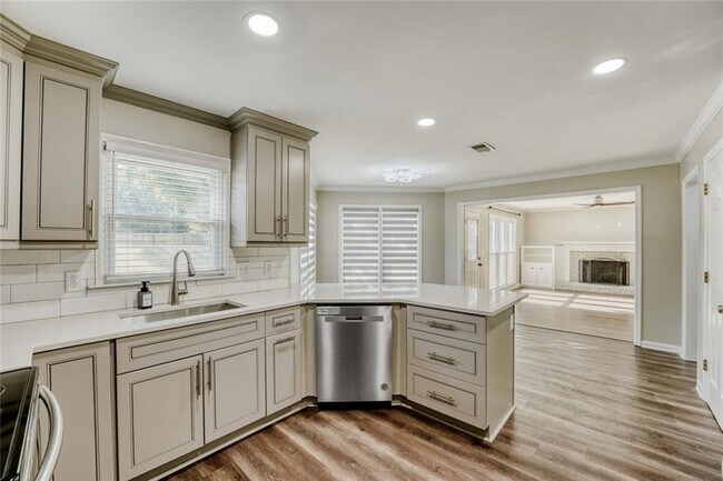 Building Photo - 532 Smithstone Trace SE