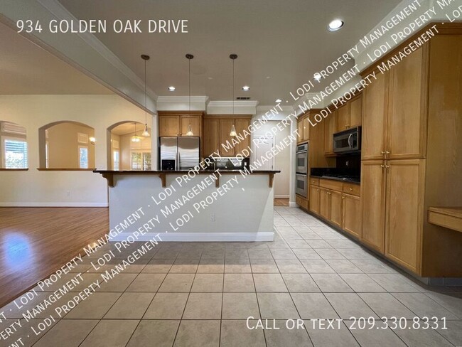 Building Photo - 934 Golden Oak Dr