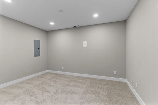 Building Photo - 4 Bedroom/ 2.5 Bath Home in East Nashville...