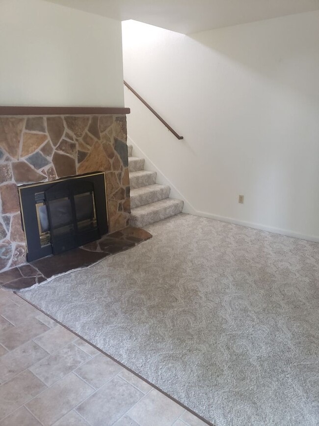 Building Photo - Great 3 bed 2 1/2 bath condo in the Brandy...