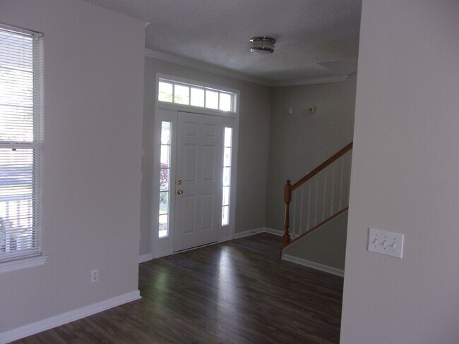 Building Photo - 3 Bedroom / 2.5 Bathroom with 2 car garage...