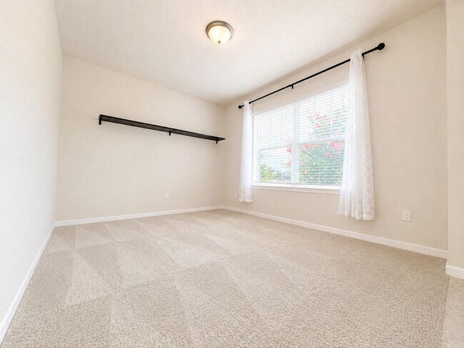 Building Photo - Welcome home to refined family living in this 3Bedrooms / 2.5Baths residence in Tohoqua!