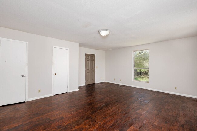 Building Photo - 4 Bedroom, 2 Bathroom in Adamsville