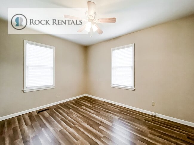 Building Photo - 3 Bed 1 Bath with Garage