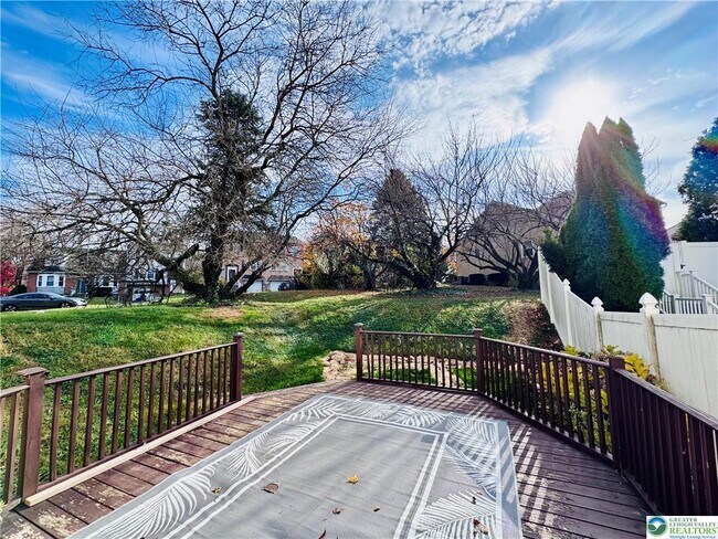 Building Photo - 235 Vista Dr