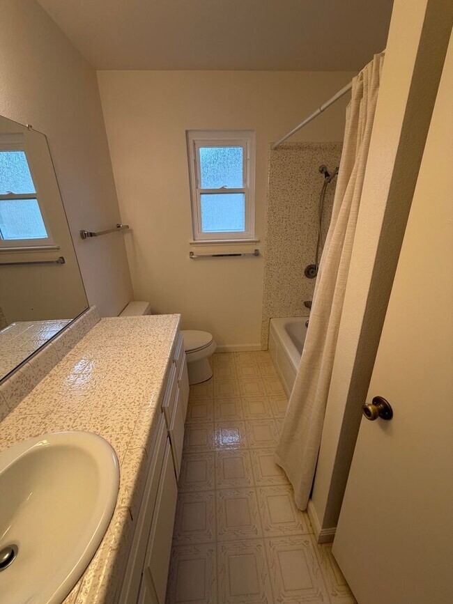 Building Photo - 4 Bedroom | 3 Bathroom | Home in Roseville