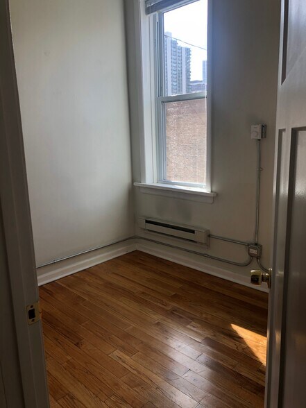Building Photo - 1349 N Wells St