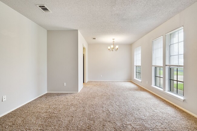 Building Photo - Simple 3 Bedroom, 2 Bath Home in South Aus...