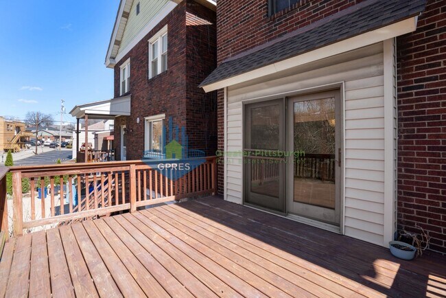 Building Photo - Spacious 3-Bedroom Home w/ Parking & Centr...