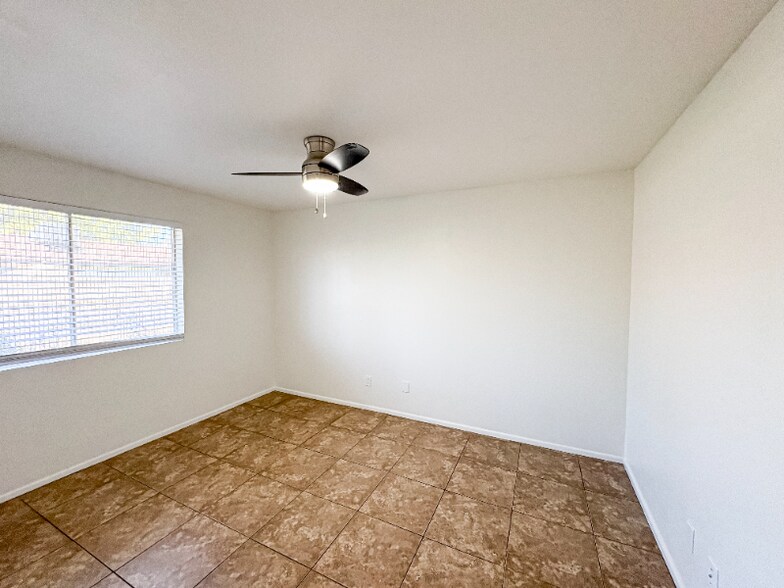 Building Photo - 5105 S La Rosa Dr