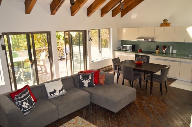 Building Photo - 132 Pines Dr