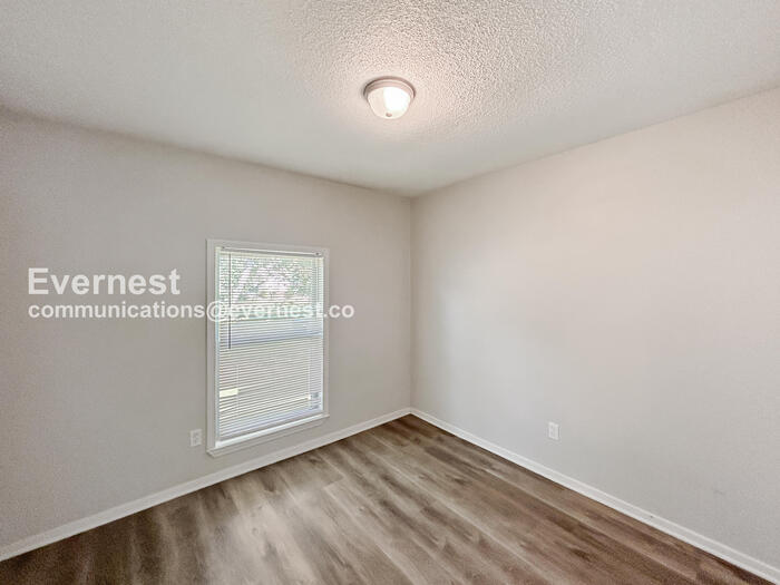 Building Photo - 3415 Castle Dr